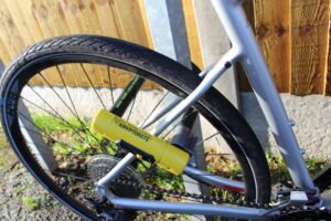 Kryptonite New York Diamond U-Lock with 26mm angle grinder-resistant shackle, Sold Secure Diamond rated, ideal for high-risk areas and high-value bikes.