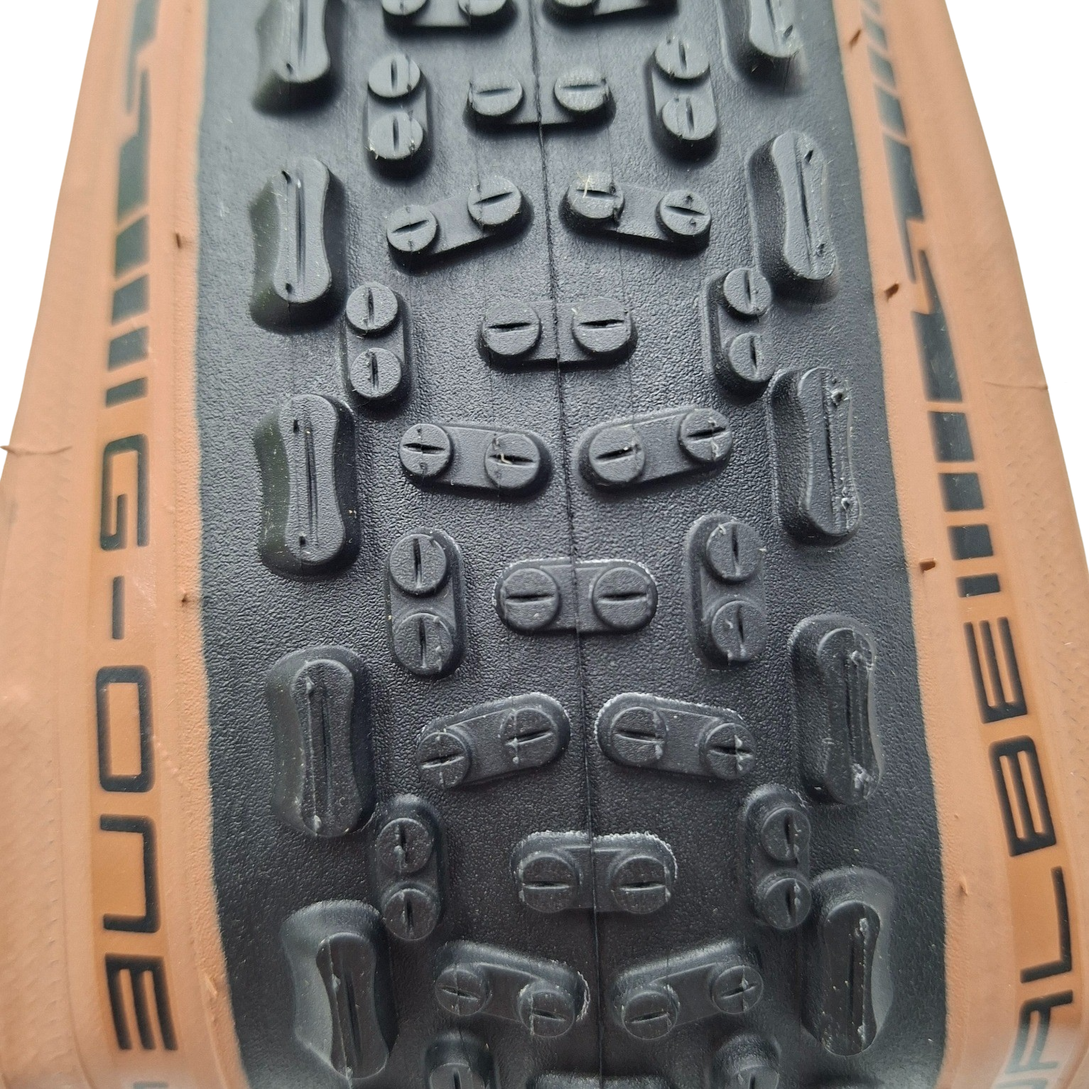 Schwalbe G-One Ultra Bite TLE Tyre 700x40c (622-40) Bronze Wall Folding – Tubeless Ready Gravel Tyre - Image 4